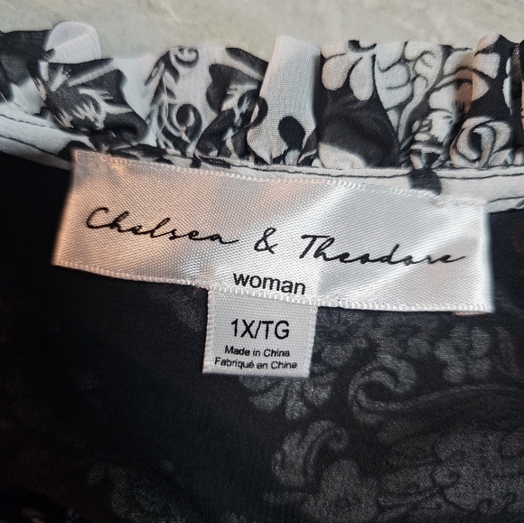 Chelsea & Theodore Woman 1X Black White Floral Peasant Blouse Sheer Ruffle Neck - Picture 3 of 7